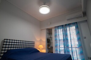 1 habitación, tabla de planchar con plancha y cuna de viaje 
