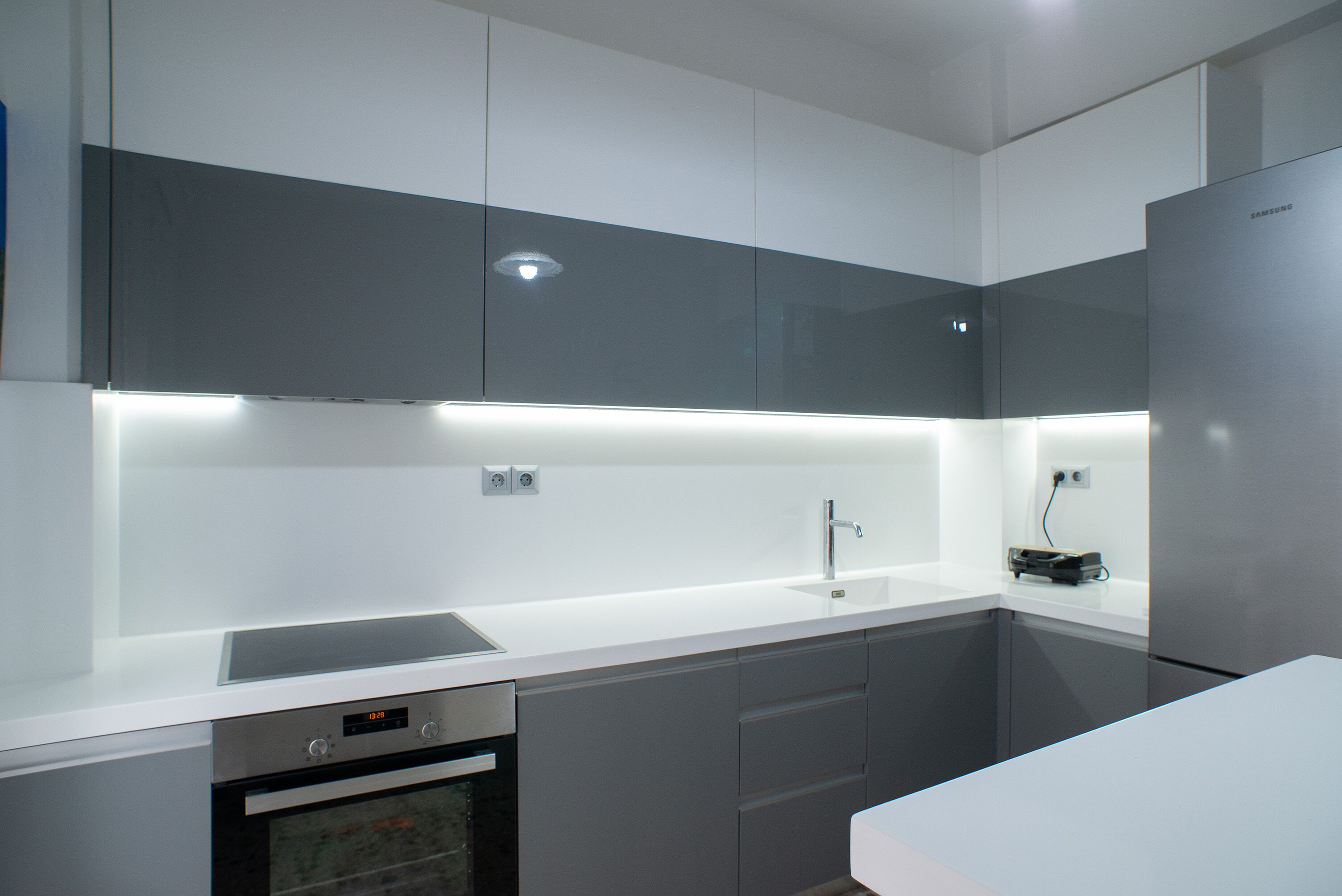 Kühlschrank, Mikrowelle, Ofen, Herdplatte