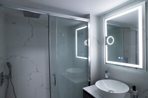 Dusche, Haartrockner, Handtücher, Seife