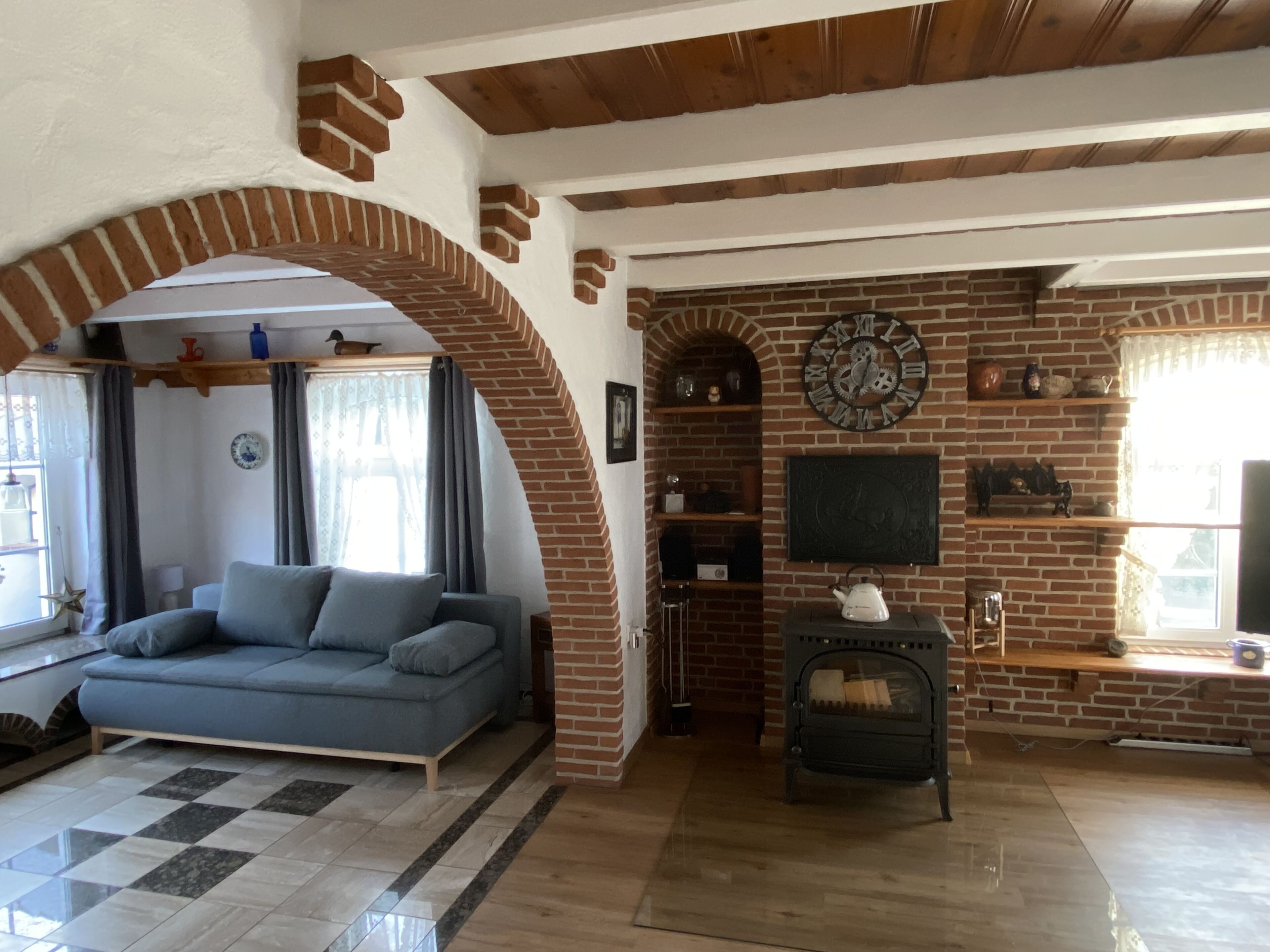 Smart TV, fireplace, books, stereo