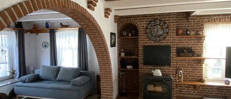 Smart TV, chimenea, libros, estéreo