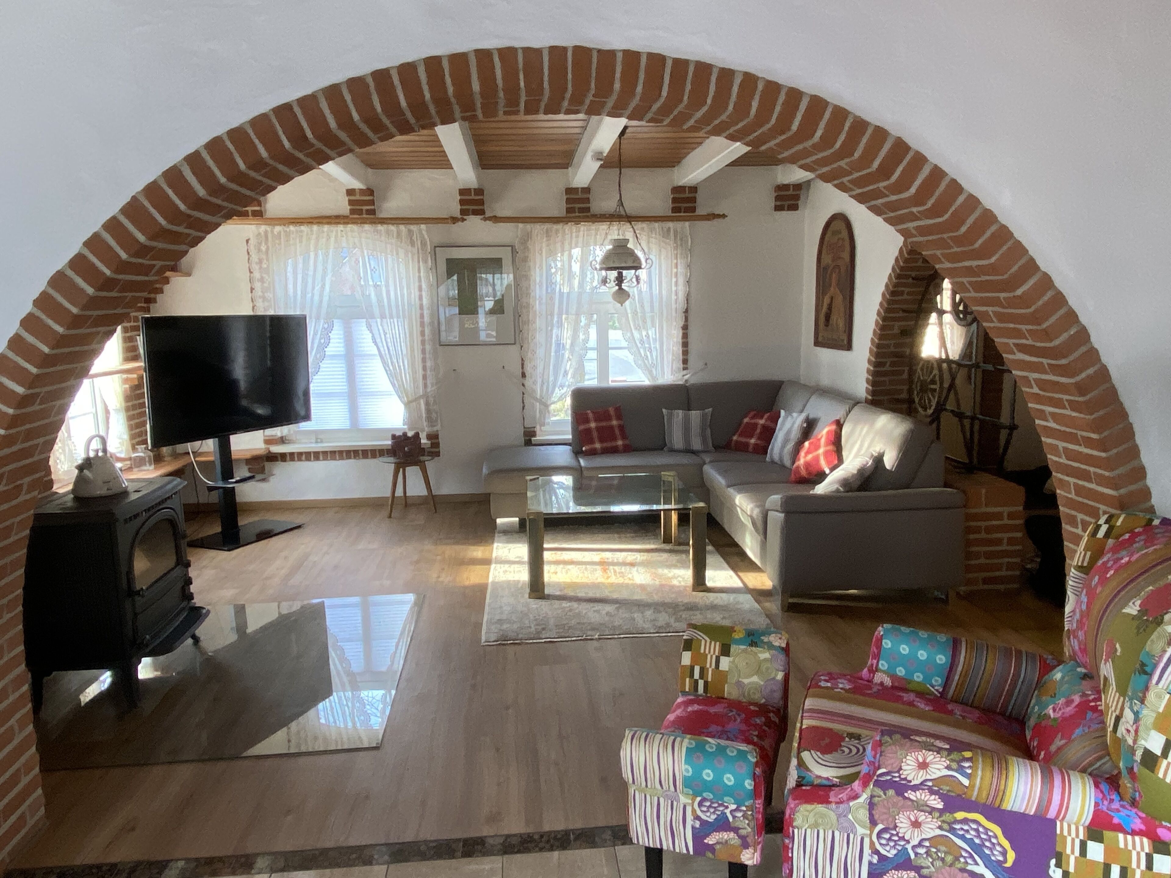 Smart TV, fireplace, books, stereo