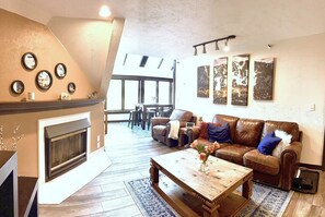 Smart TV, caminetto, lettore DVD, libri