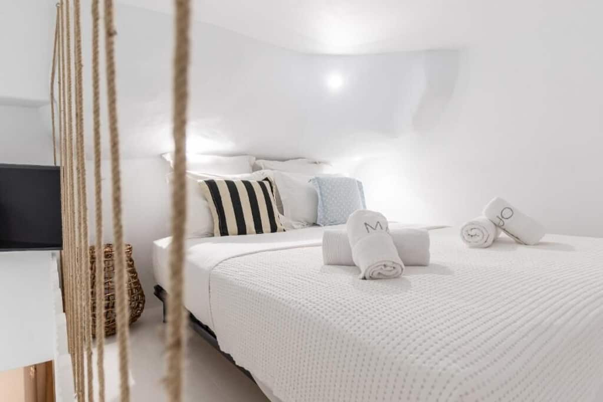 Patio Studio Loft | 2 bedrooms, premium bedding, in-room safe, soundproofing