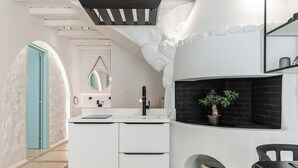 Luksussuite, 2 soverom, privat basseng | Oppholdsområde | Flatskjerm-TV