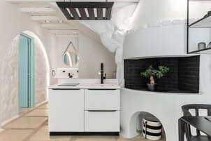 Suite de lujo, 2 habitaciones, piscina privada | Zona de estar | Una televisión de pantalla plana