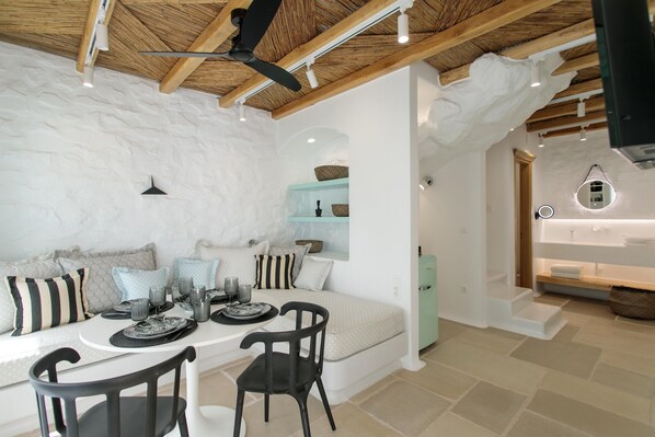 Suite de lujo, 2 habitaciones, alberca privada | Área de sala de estar | Televisión de pantalla plana 