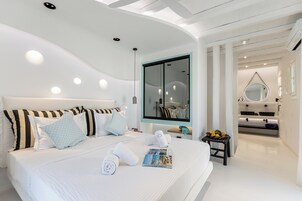 Ropa de cama de alta calidad y caja de seguridad en la habitación 