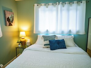 2 slaapkamers, een bureau, een strijkplank/strijkijzer, gratis wifi