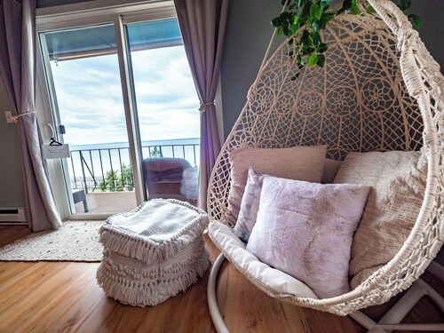 Bayside Apartment #5- Top Floor Waterfront Views above Boulevard Park