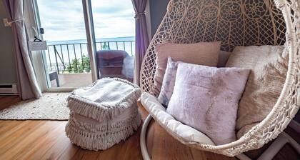 Bayside Apartment #5- Top Floor Waterfront Views above Boulevard Park