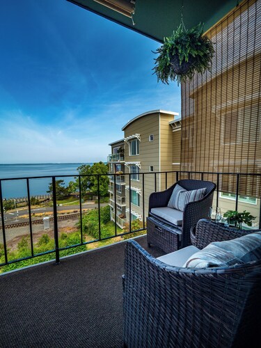 Bayside Apartment #5- Top Floor Waterfront Views above Boulevard Park