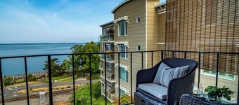 Bayside Apartment #5- Top Floor Waterfront Views above Boulevard Park