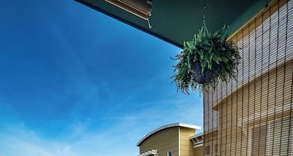 Bayside Apartment #5- Top Floor Waterfront Views above Boulevard Park