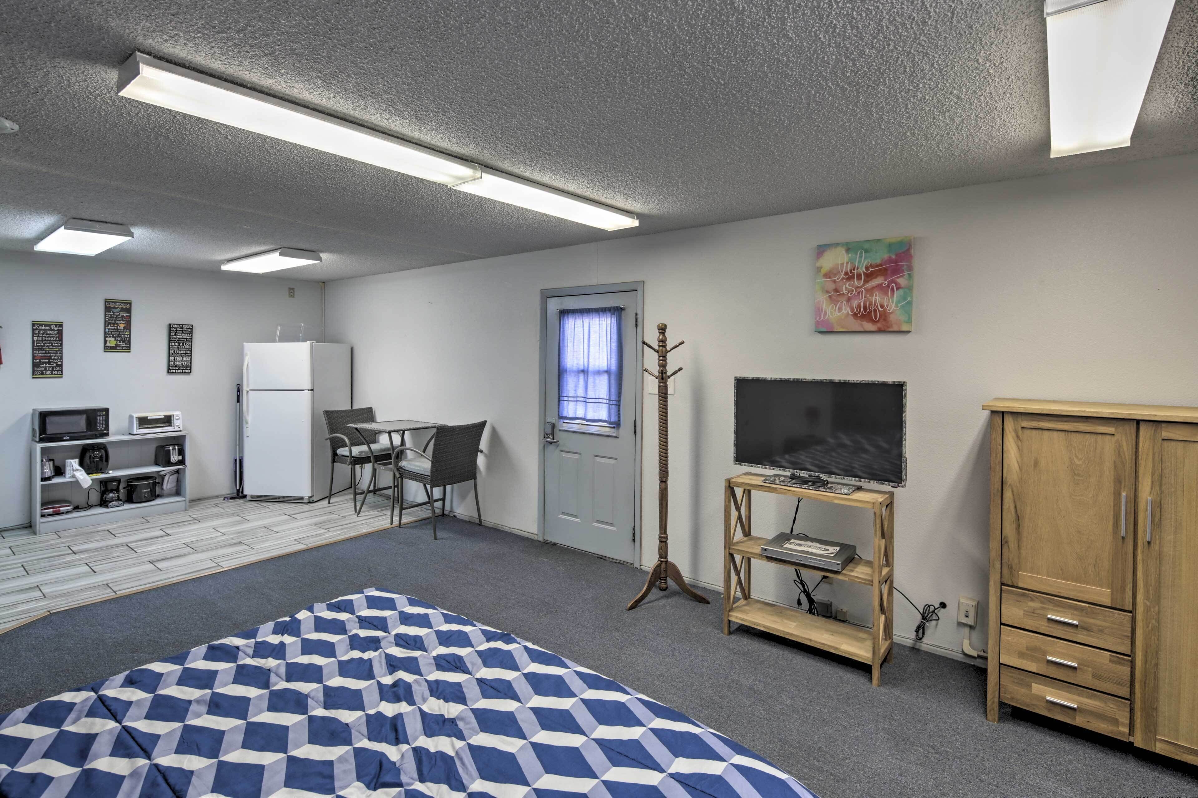 Apartment ~ 12 Mi From Hualapai Mountain Park