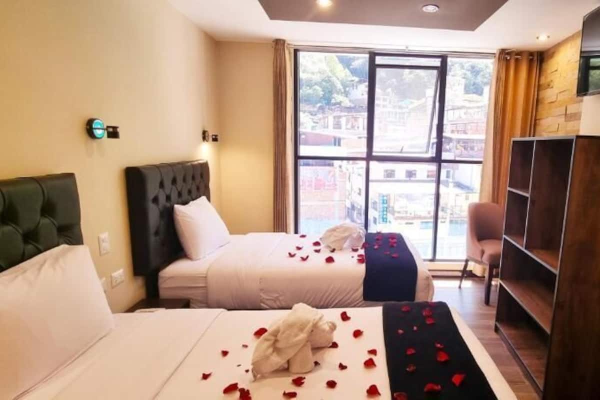 Panoramic Twin Room | Down comforters, pillowtop beds, desk, laptop workspace