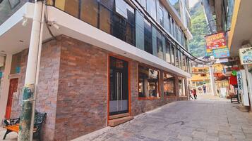 Vista frontal de la propiedad