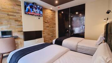 Habitación familiar | Edredón, camas con pillow-top y escritorio