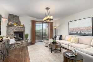 Smart TV, chimenea, libros y estéreo 