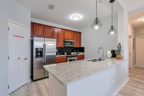 Jääkaappi, mikroaaltouuni, uuni, liesi