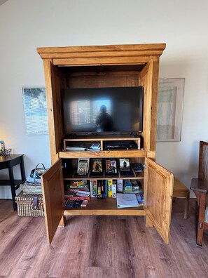 Smart TV, fireplace, DVD player, books