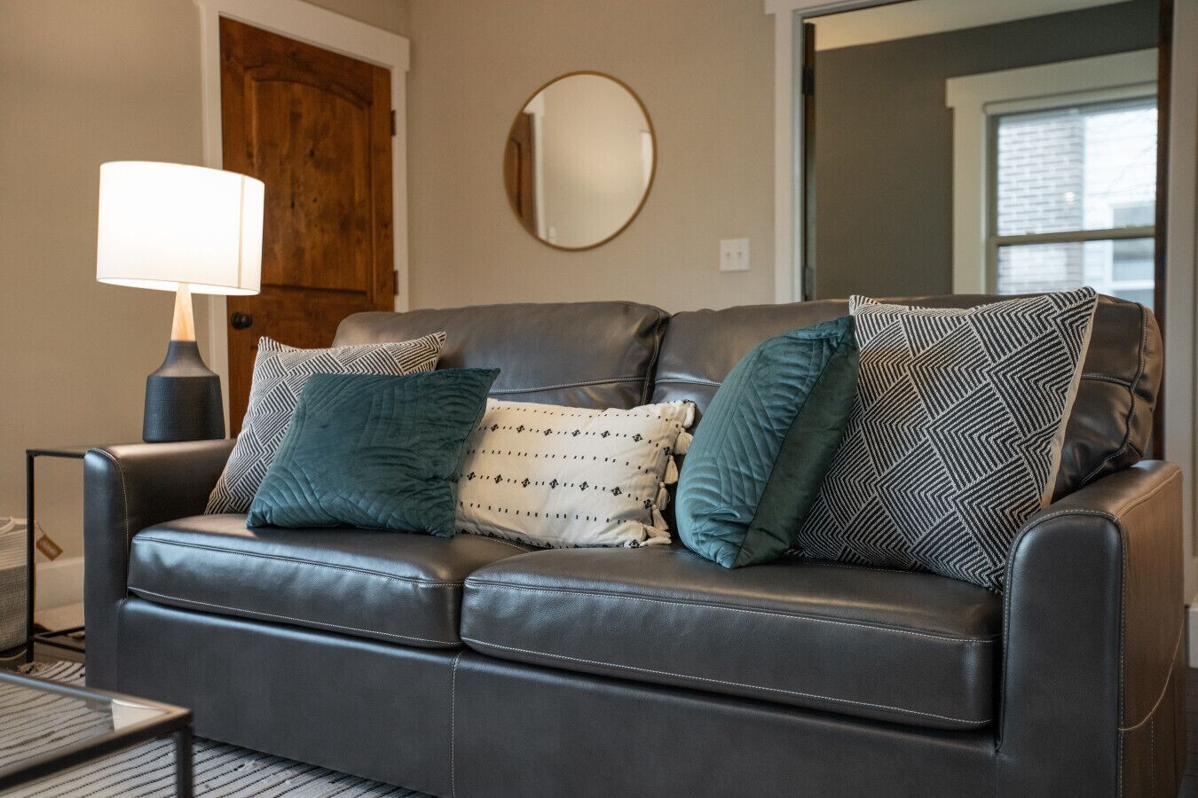 Smart TV, chimenea y oficina 