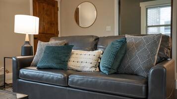 Smart TV, chimenea y oficina