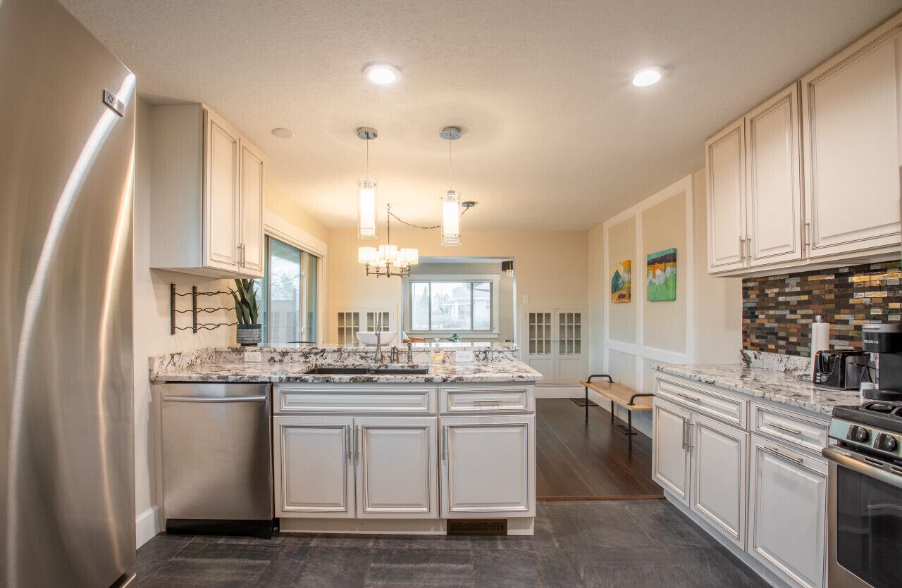 Kühlschrank, Mikrowelle, Ofen, Herdplatte