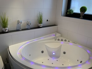 浴槽、ジェットバス、ヘアドライヤー、タオル