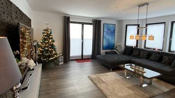 Smart-TV, Videospiele, Musikbibliothek, Stereoanlage