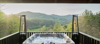 Fainting Goats! & Epic Views- Luxe Mountaintop Cabin near Asheville, NC