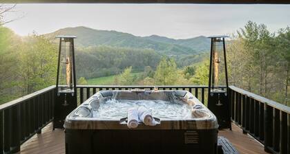 Fainting Goats! & Epic Views- Luxe Mountaintop Cabin near Asheville, NC