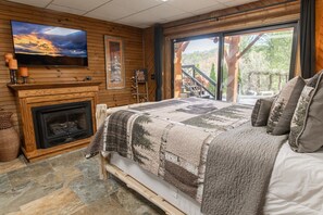 5 bedrooms, desk, blackout drapes, iron/ironing board - Fainting Goats! & Epic Views- Luxe Mountaintop Cabin near Asheville, NC (Burnsville)