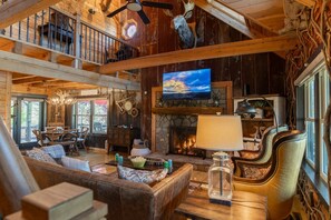 Smart TV, fireplace, Netflix, table tennis - Fainting Goats! & Epic Views- Luxe Mountaintop Cabin near Asheville, NC (Burnsville)