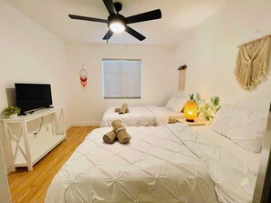 5 slaapkamers, een strijkplank/strijkijzer, reisbedje, gratis wifi