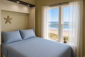 5 habitaciones, escritorio y tabla de planchar con plancha