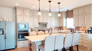 Réfrigérateur, four à micro-ondes, un four, surface de cuisson