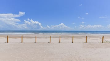 Na praia, espreguiçadeiras, toalhas de praia