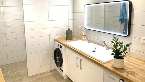 A modern laundry room with a washing machine, a sink, and a mirror. - Gîte Le BISTANCLAC in the heart of the town of CHARLIEU. (Charlieu)