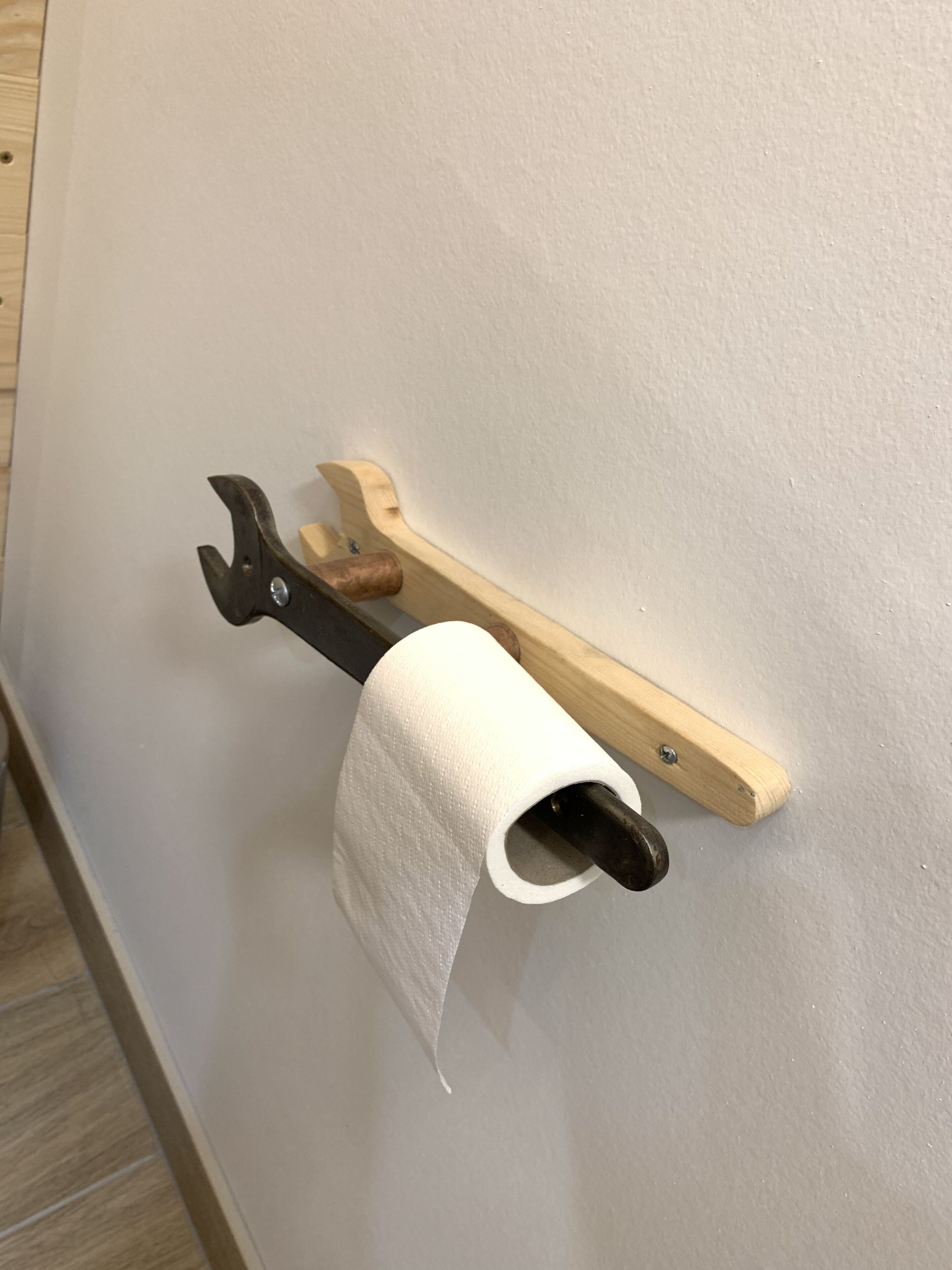 Ein an der Wand befestigter Toilettenpapierhalter.