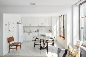 Apartemen Comfort | Makan di kamar