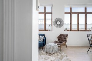 Executive Apartment | Living area | TV - Le Nomade MTL (Montreal)