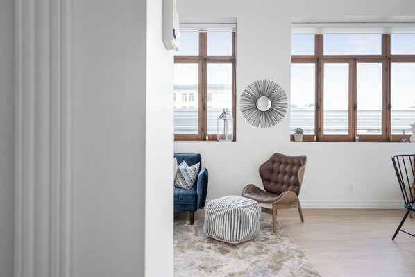Executive Apartment | Living area | TV