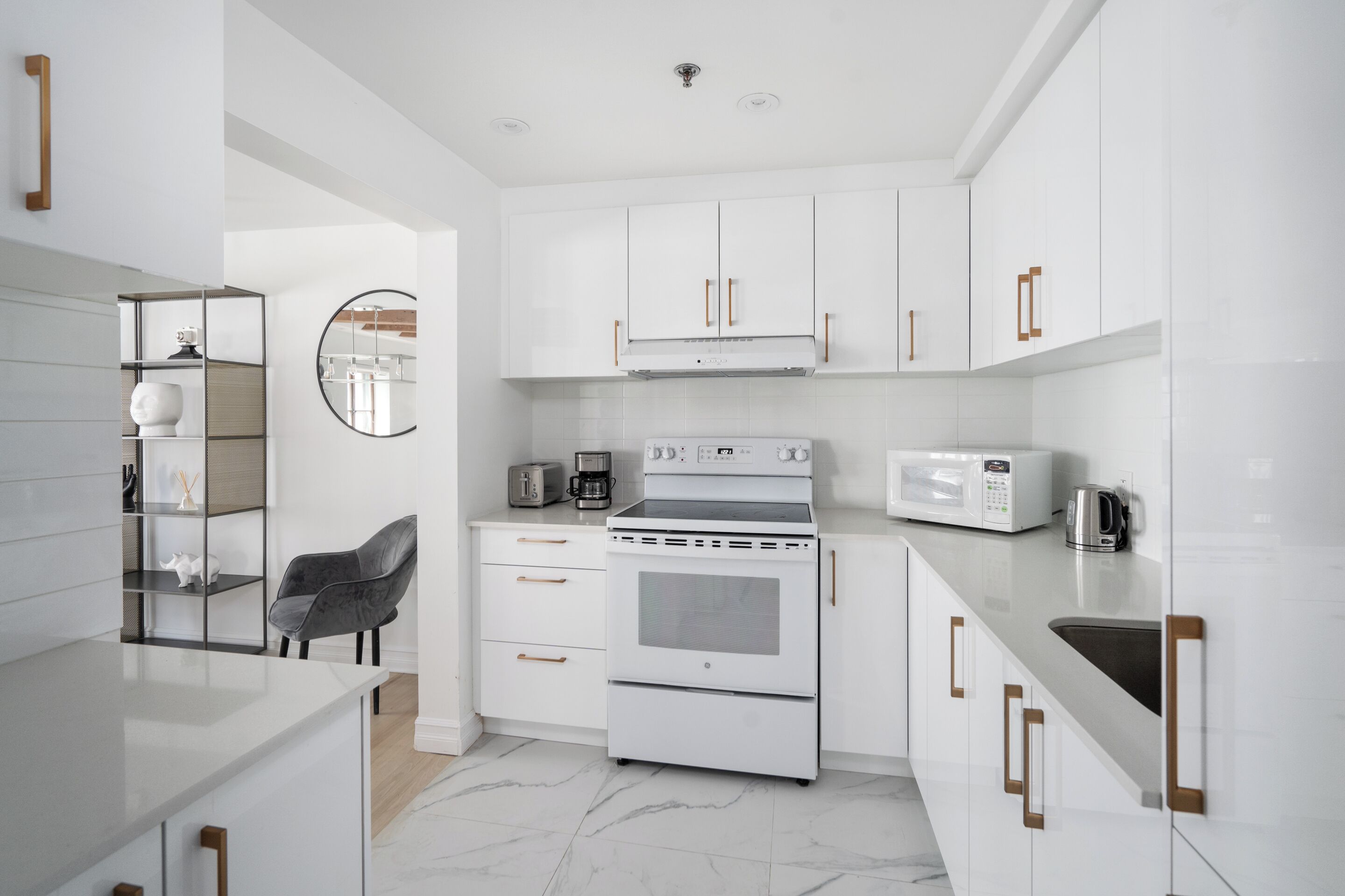 Exclusive Apartment | Private kitchen | Fridge, microwave, oven, coffee/tea maker