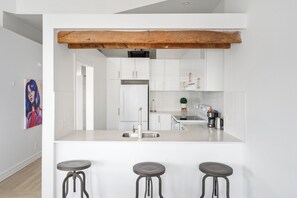 Luxury Apartment | Private kitchen | Fridge, microwave, oven, coffee/tea maker - Le Nomade MTL (Montreal)