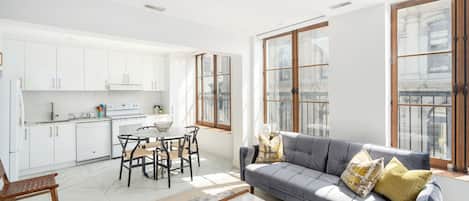 Apartamento Confort | Zona de estar | Una televisión