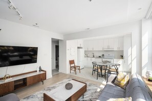 Apartemen Comfort | Dapur pribadi | Lemari es, microwave, oven, dan mesin pembuat kopi/teh