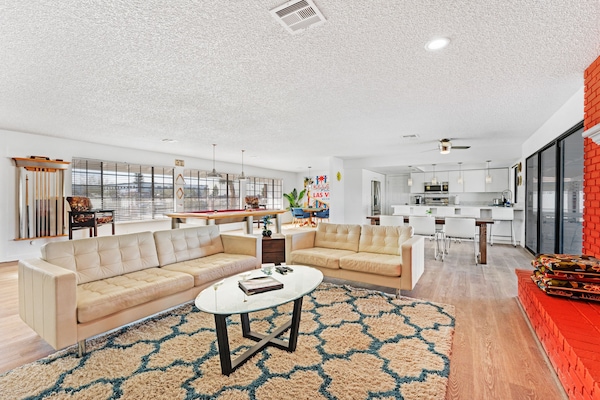 Een smart-tv, een open haard en een tafeltennistafel