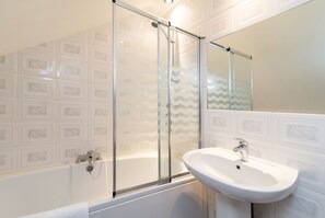 Apartment | Bathroom | Towels - Mountsorrel House (Loughborough)