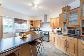 Apartamento | Cozinha privada | Talheres/pratos/utensílios de cozinha